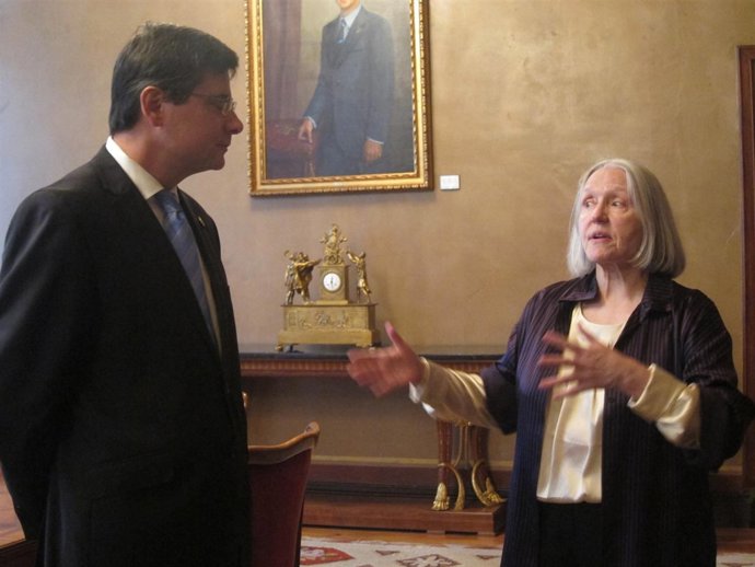 Pedro Sanjurjo escucha a la socióloga Saskia Sassen.