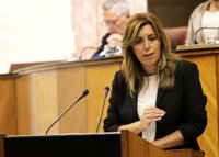 Susana Díaz aduce que sus medidas son para "salvar" a 30.000 funcionarios que por Rajoy estarían "en la calle"