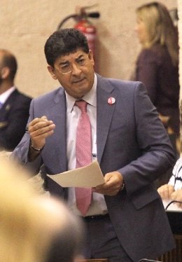 Diego Valderas desde su escaño en el Parlamento