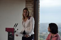 Cospedal dice que no quiere engañarse con los datos pero asegura que la tendencia "ha empezado a cambiar"