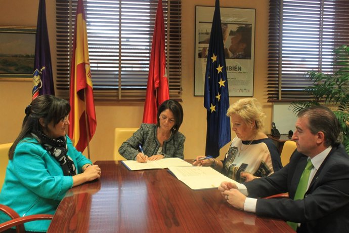 Firma convenio Ayuntamiento Pozuelo de Alarcón y AVT
