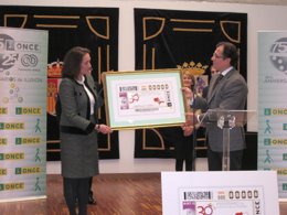 Ismael Pérez entrega a García Cirac un cupón a escala y enmarcado