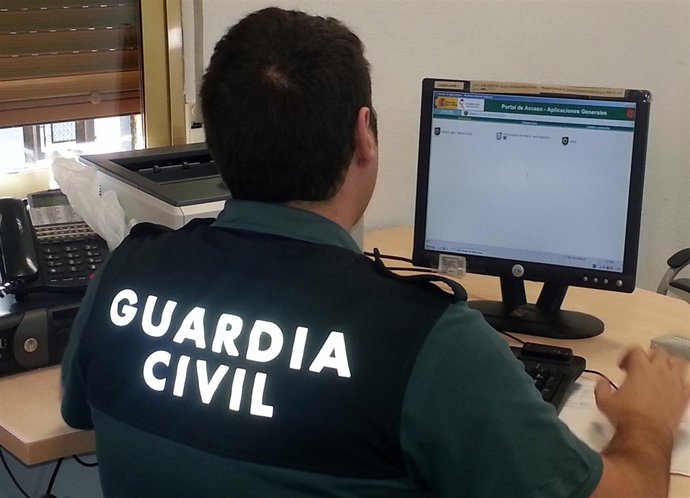 Guardia civil instruyendo diligencias por el hecho delictivo