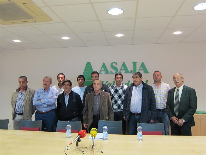 El presidente de Asaja Valladolid, Lino Rodríguez, junto a socios y trabajadores