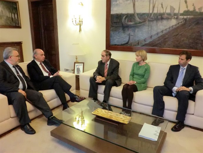 El ministro del Interior, Jorge Fernández Díaz, con víctimas del terrorismo