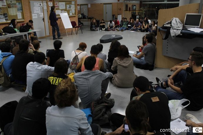 Encierro en la Facultad de Comunicación de la Universidad de Sevilla
