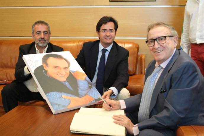 Manolo Escobar junto al alcalde de El Ejido, Francisco Góngora (PP)