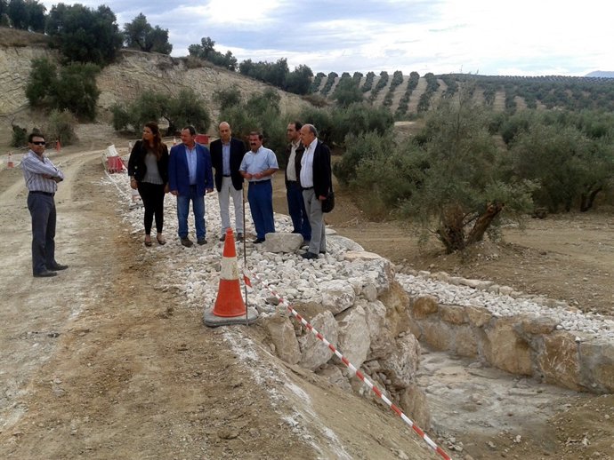 José Castro visita las obras de la vía de interés agrario de Marimingo, en Úbeda