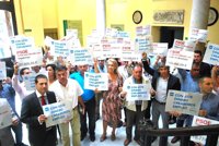 Los alcaldes del PP continúan el encierro en la Junta al no asumir Ruiz Espejo "ningún compromiso"