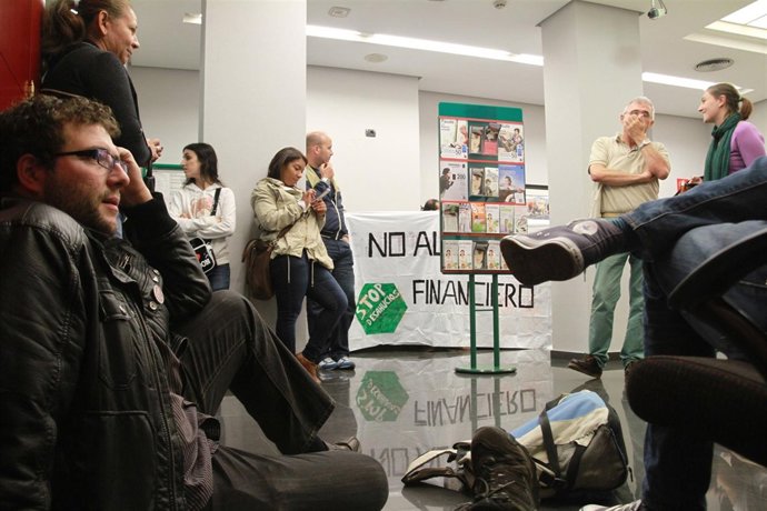 Miembros de la PAH en el interior de la oficina de Kutxabank