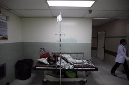 Un paciente aquejado de dengue, descansa en un hospital de Honduras.