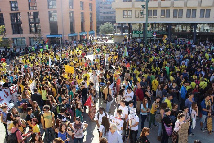 Protesta en Girona contra la Ley Orgánica de Mejora de la Calidad Educativa.