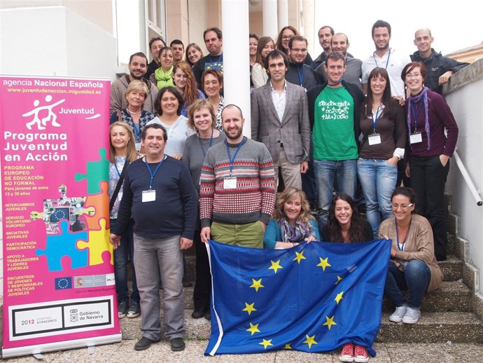 El subdirector general de Juventud, Ángel Ansa, con los participantes.