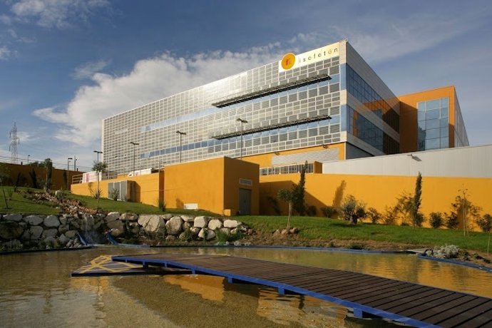 Empresa energía solar fotovoltaicas sede Isofotón vatios 