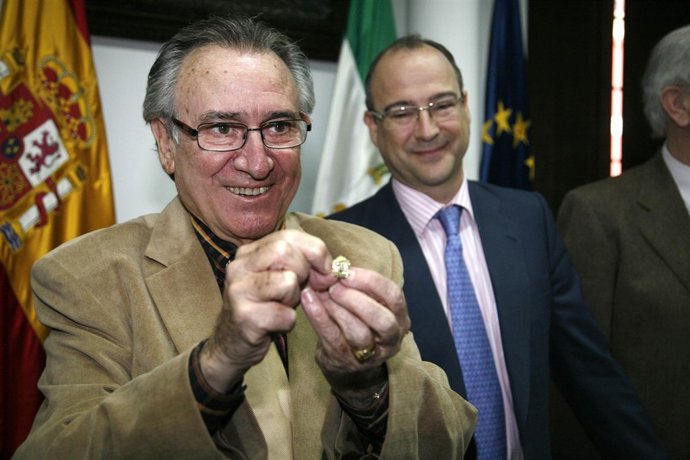 Manolo Escobar recibe el escudo de oro de la ciudad junto a Rodríguez-Comendador