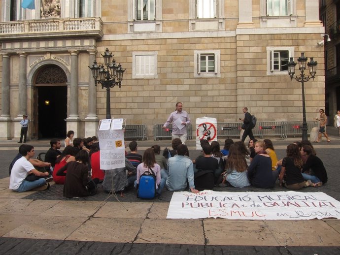 Alumnos del Esmuc hacen clase en plaza Sant Jaume en contra de los recortes