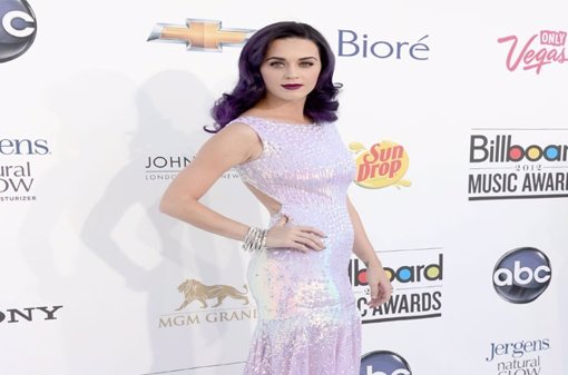 Katy Perry apuesta por el pintalabios morado 