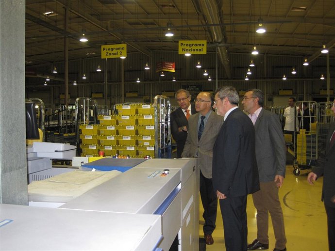 El delegado del Gobierno, Ramiro Ruiz Medrano, visita las instalaciones Correos