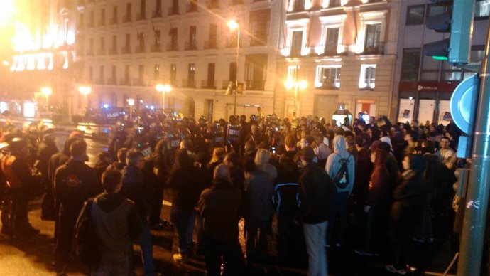 La Policía carga contra los manifestantes frente al Ministerio de Educación