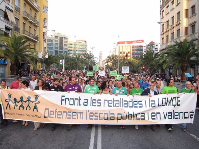 Manifestación en Alicante contra la Lomce, con Llamazares en la cabecera.
