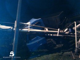 Camión volcado en Carreño.