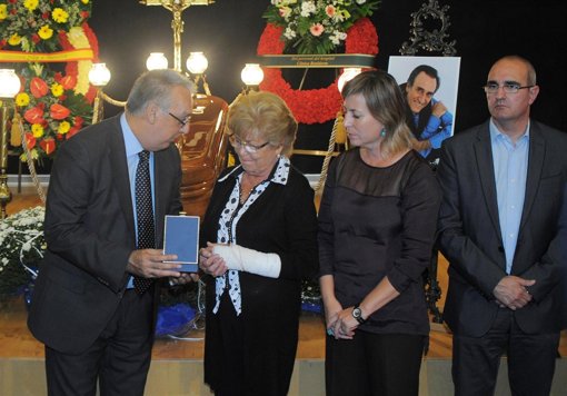 Capilla ardiente <strong>Manolo</strong> escobar, su mujer recibe la Medalla de Oro