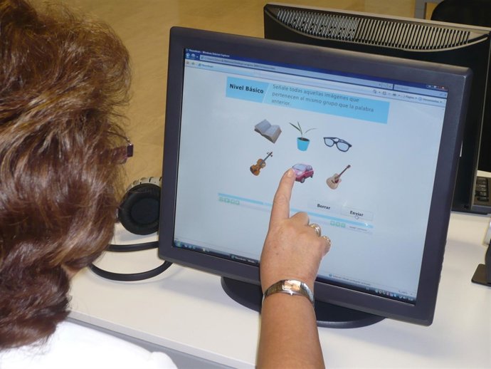 Una paciente trabajando en la Clínica de Memoria 