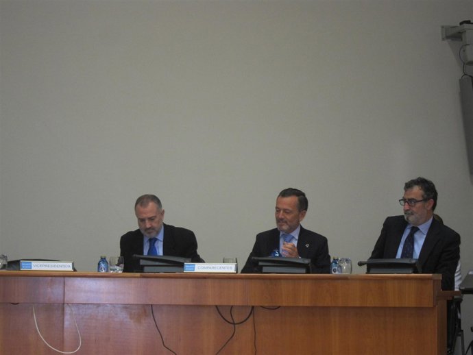 Agustin Hernández  en comisión parlamentaria.