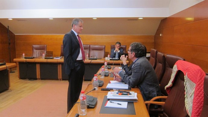 Arasti charla con los portavoces de la oposición antes de su comparecencia