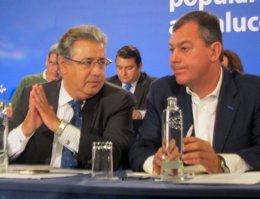 Juan Ignacio Zoido conversa con José Luis Sanz en una Ejecutiva del PP-A