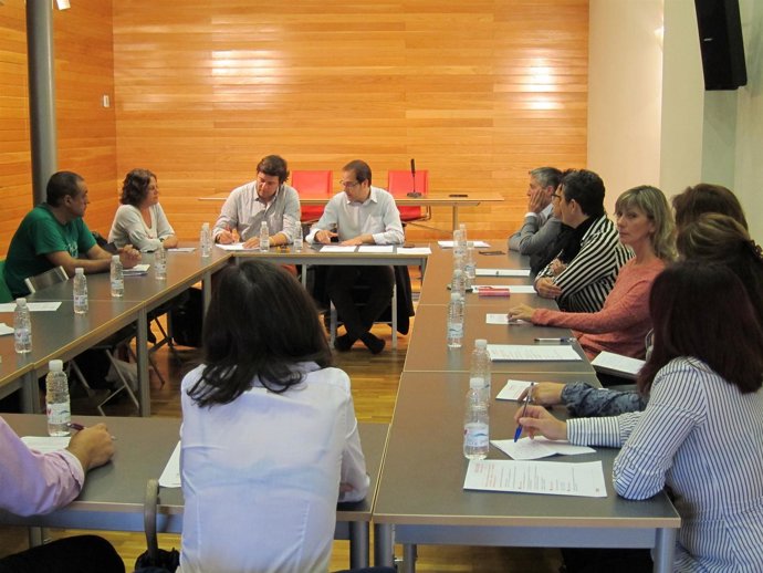 Reunión del PSOE con padres y madres de alumnos riojanos