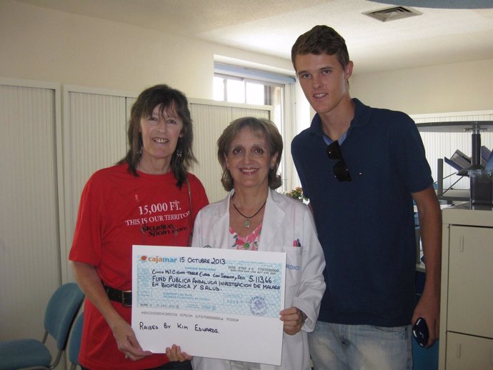 Una paciente hace una donación para la investigación de leucemias