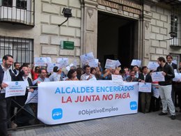Alcaldes del PP protestan en la Delegación de la Junta