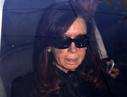 Cristina Fernández llega al hospital para ser operada