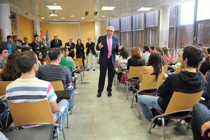 Encuentro del consejero de Economía con universitarios