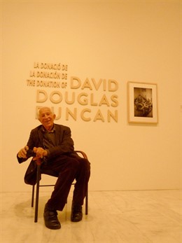 El fotoperiodista David Douglas Duncan, tomando fotos de los periodistas