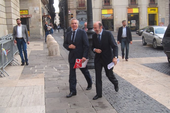 Pere Navarro y Alfredo Pérez Rubalcaba, a su llegada al Palau de la Generalitat