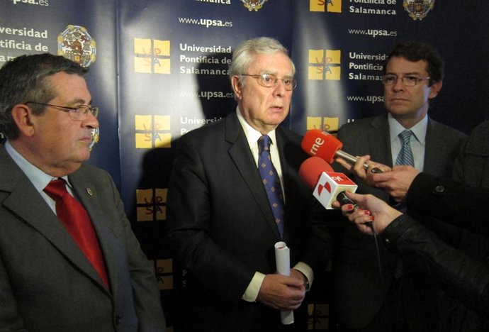 Ruipérez atiende a los  medios