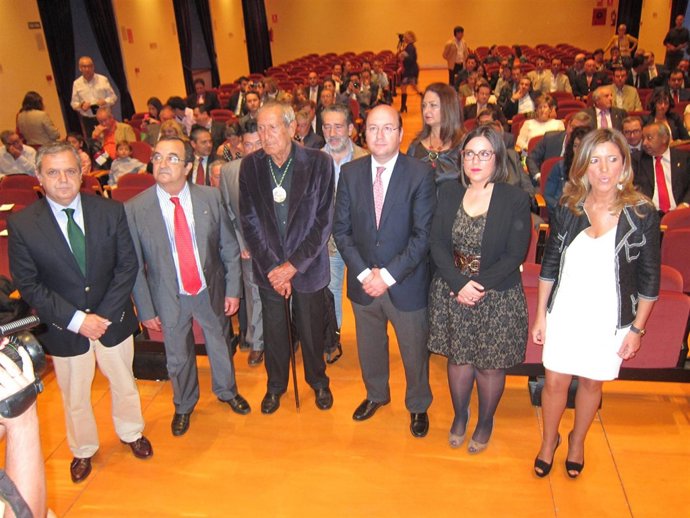 Autoridades en el acto de entrega de los premios