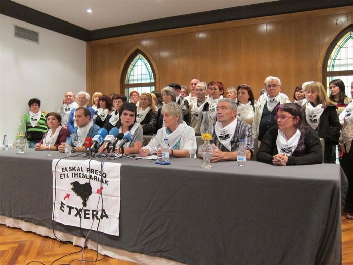 Familiares de presos en la rueda de prensa de Etxerat