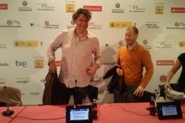 Diederick Ebbinge (izq) presenta su 'Matterhorn' en Seminci.