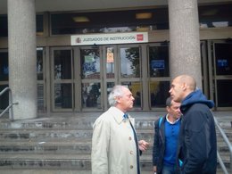 El abogado Felipe Moreno, junto a dos periodistas