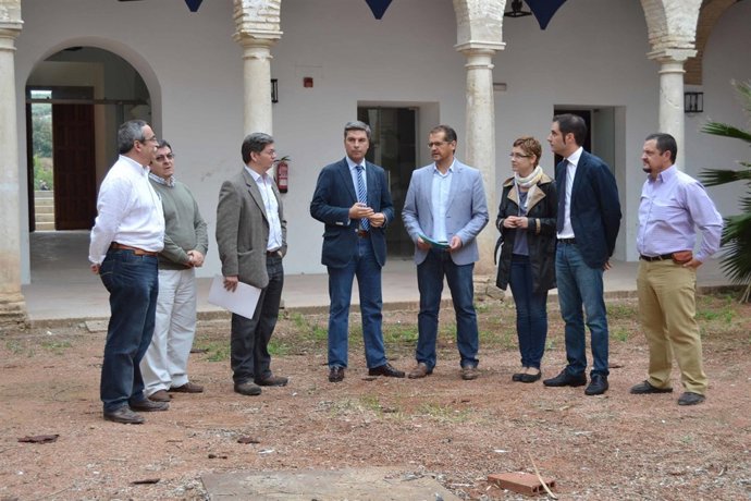 Un momento de la visita al hostal de Castro