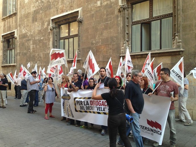 Concentración de Intersindical frente al Palau de la Generalitat