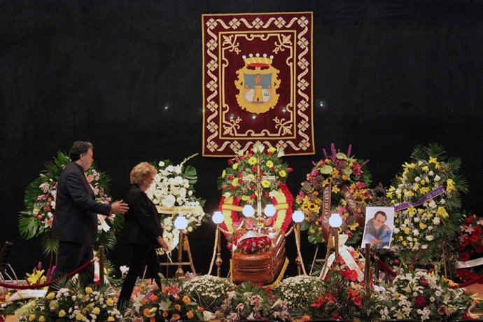 Capilla ardiente en el salón de plenos del Ayuntamiento de Benidorm