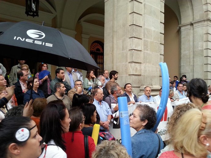 Protesta a las puertas del Ayuntamiento.