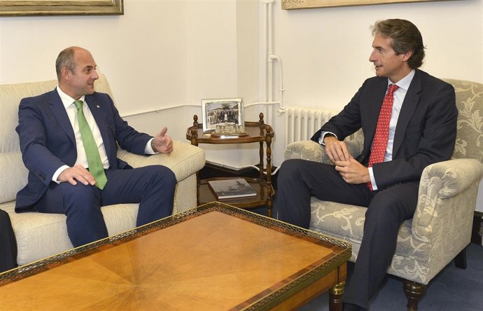 El alcalde se reúne con el responsable de Vodafone en la zona norte