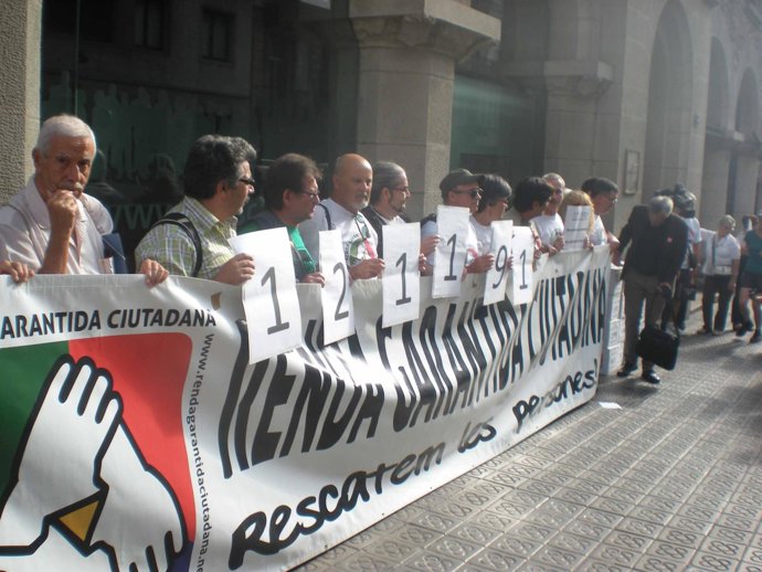 La ILP por la renta garantizada entrega 121.000 firmas