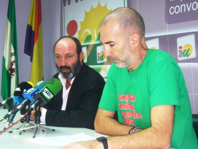 El portavoz de IU en el Ayuntamiento de Huelva, Pedro Jiménez, y Gonzalo Revilla