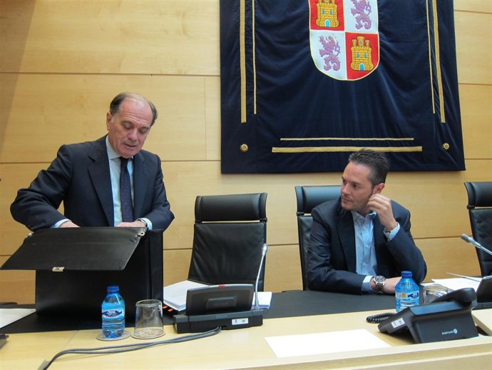 El consejero Tomás Villanueva junto al procurador socialista Pedro González